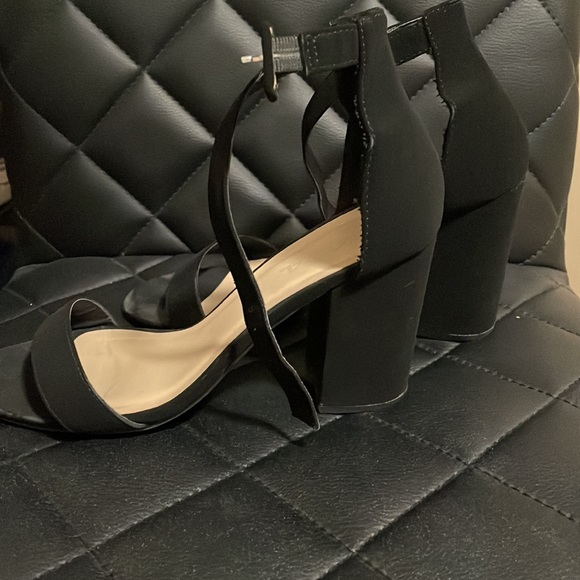 •BLACK HEELS• - Picture 3 of 8